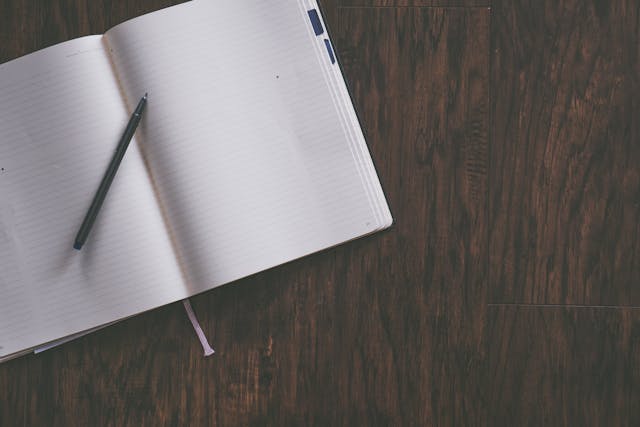 Cahier de notes et stylo